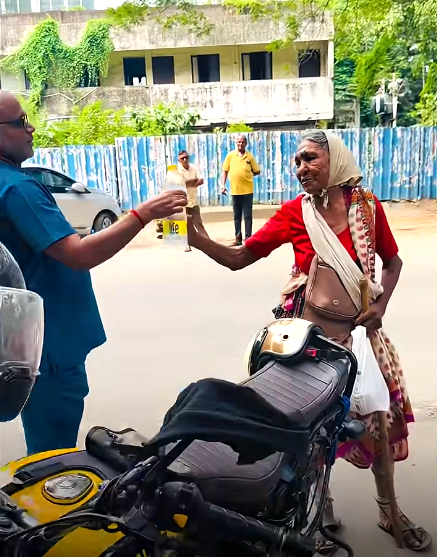Heaven 365 Foundation serving an elderly woman on the street